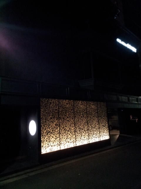 AROMA BOWERY(アロマバワリー)(横浜市中区/ラブホテル)の写真『暗いけど入口付近(夜)』by 少佐