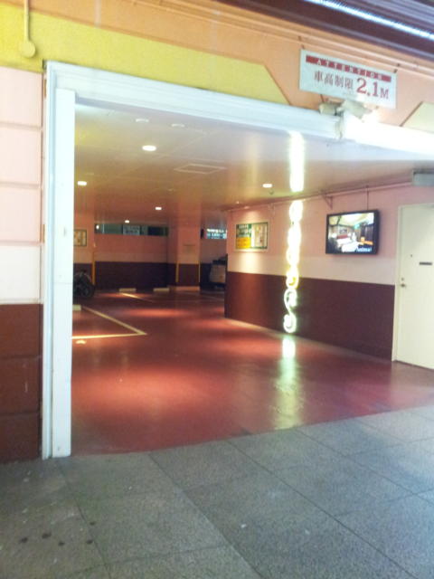 カサ・デ・フランシア(横浜市中区/ラブホテル)の写真『夜の駐車場』by 少佐