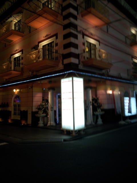 カサ・デ・フランシア(横浜市中区/ラブホテル)の写真『夜の入口付近①』by 少佐