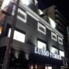 LUSSO CROCE URBAN RESORT（ルッソクローチェアーバンリゾート）(横浜市中区/ラブホテル)の写真『夜の外観④』by 少佐