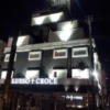 LUSSO CROCE URBAN RESORT（ルッソクローチェアーバンリゾート）(横浜市中区/ラブホテル)の写真『夜の外観①』by 少佐