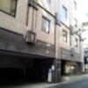 ホテル プレステージ(荒川区/ラブホテル)の写真『朝の入口と駐車場出入り口①』by 少佐