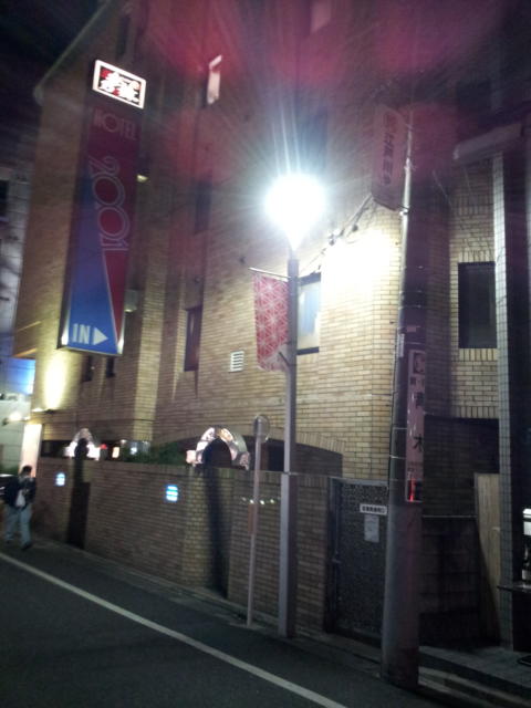 ホテル ２００１(江戸川区/ラブホテル)の写真『夜の線路側の外観①』by 少佐