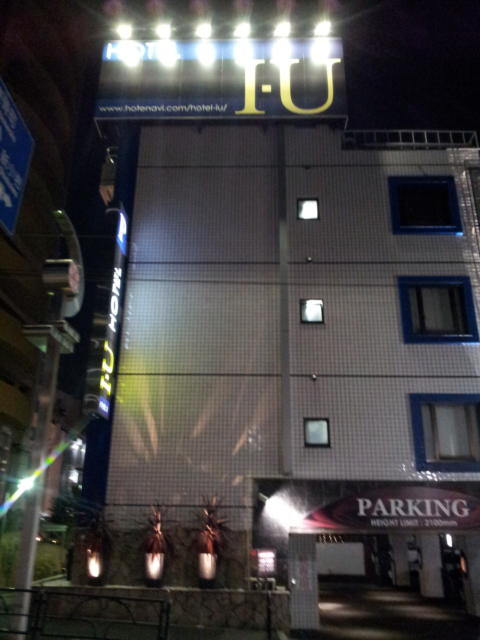 ホテル IU(江戸川区/ラブホテル)の写真『夜の通りを挟んでの外観①』by 少佐