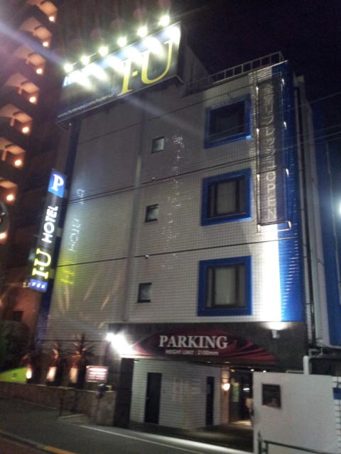 ホテル IU(江戸川区/ラブホテル)の写真『夜の通りを挟んでの外観③』by 少佐
