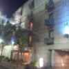 HOTEL LIDO（リド）(江戸川区/ラブホテル)の写真『夜の入口と駐車場出入り口』by 少佐