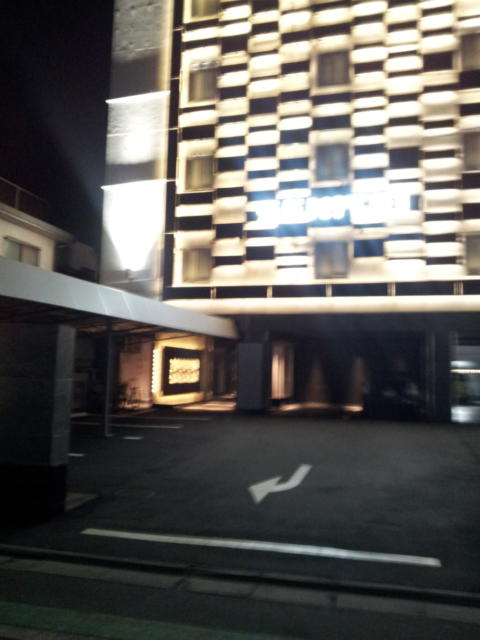 HOTEL SEKITEI(葛飾区/ラブホテル)の写真『夜の駐車場と入口』by 少佐