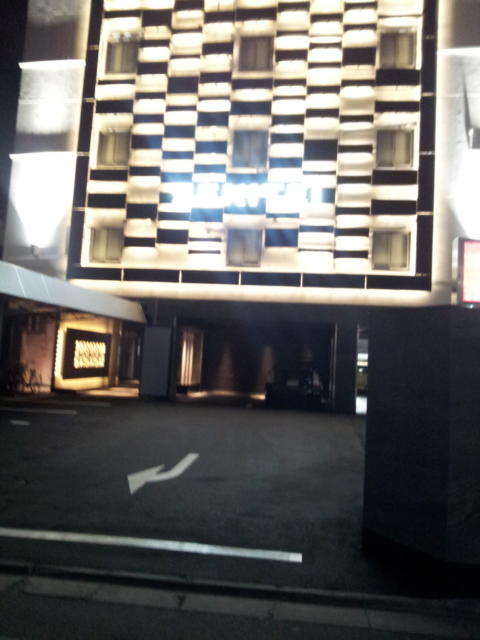HOTEL SEKITEI(葛飾区/ラブホテル)の写真『夜の駐車場と入口②』by 少佐