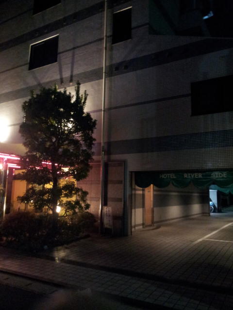 ホテル リバーサイド(浦安市/ラブホテル)の写真『夜の表側の駐車場入口』by 少佐