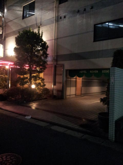 ホテル リバーサイド(浦安市/ラブホテル)の写真『夜の表側の駐車場入口②』by 少佐
