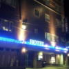 ホテル LUNA(江戸川区/ラブホテル)の写真『夜の駐車場入口①』by 少佐