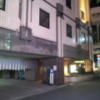 ホテル プレステージ(荒川区/ラブホテル)の写真『夜の駐車場入口と入口の様子』by 少佐