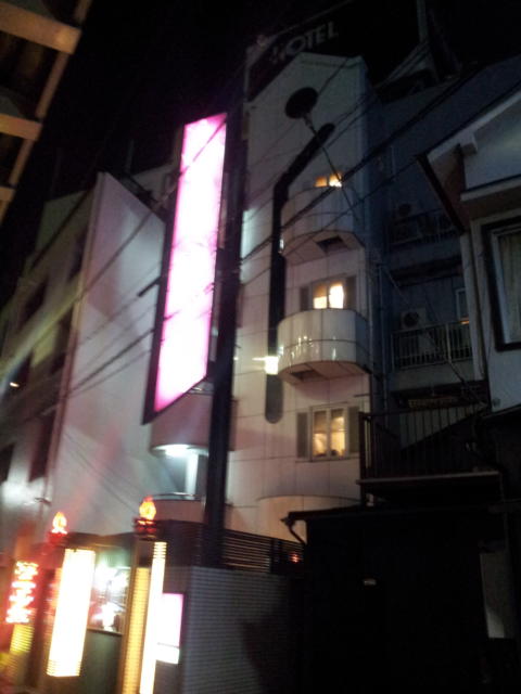 ホテルイーアイ西日暮里店(荒川区/ラブホテル)の写真『夜の外観①』by 少佐