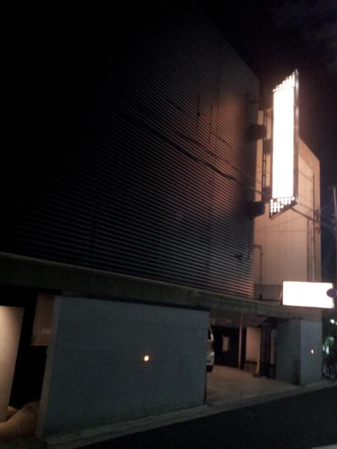 宿屋 湯島御苑(文京区/ラブホテル)の写真『夜の駐車場入口』by 少佐