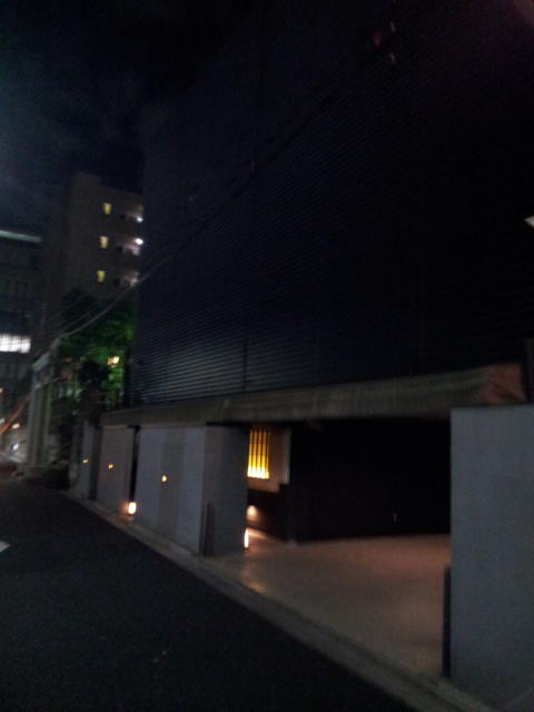 宿屋 湯島御苑(文京区/ラブホテル)の写真『夜の駐車場入口②』by 少佐