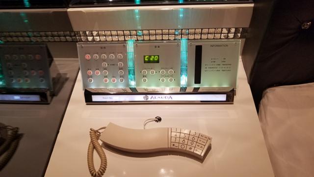 ホテル アラウダ新座(新座市/ラブホテル)の写真『211号室　ベッド左側　コントロールパネル　電話機』by 三枚坂