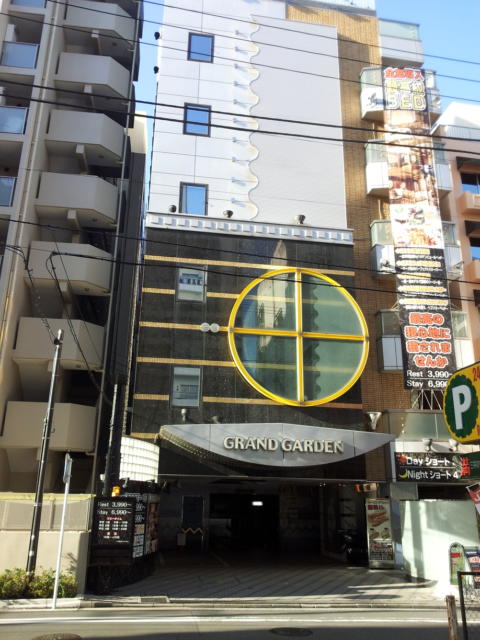 グランドガーデン(横浜市中区/ラブホテル)の写真『昼の駐車場の入口』by 少佐