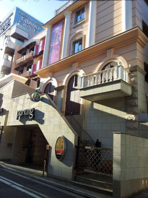HOTEL LA LUNE(横浜市中区/ラブホテル)の写真『昼の外観と駐車場入口付近②』by 少佐