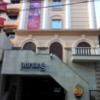 HOTEL LA LUNE(横浜市中区/ラブホテル)の写真『昼の外観と駐車場入口付近』by 少佐