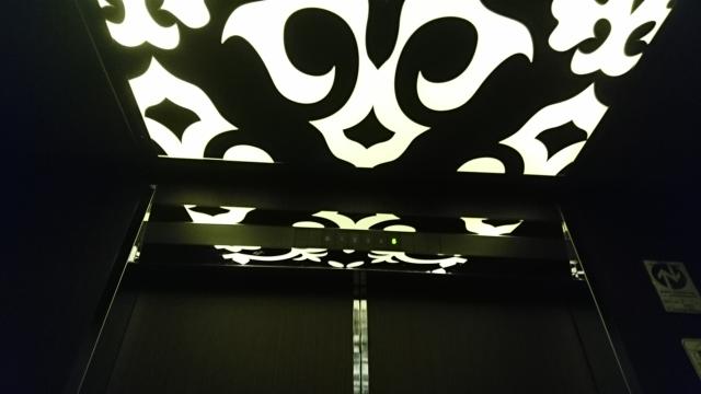 アラウダリゾート国立(国立市/ラブホテル)の写真『エレベーターの天井模様』by おむすび