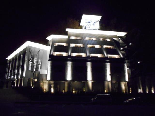 ホテル ゼン(町田市/ラブホテル)の写真『夜の外観』by もんが～