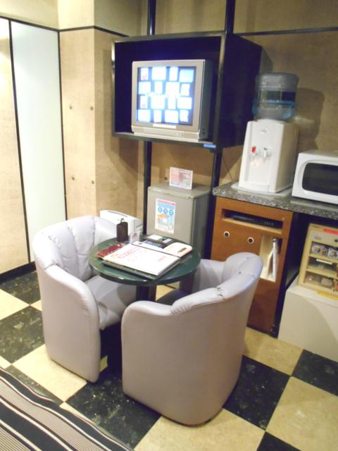 マリオネットアイネ(八王子市/ラブホテル)の写真『306号室、テーブルとソファーなど』by もんが～