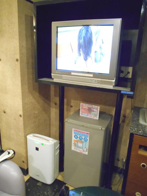 マリオネットアイネ(八王子市/ラブホテル)の写真『306号室、テレビと持込用冷蔵庫、空気清浄機など』by もんが～