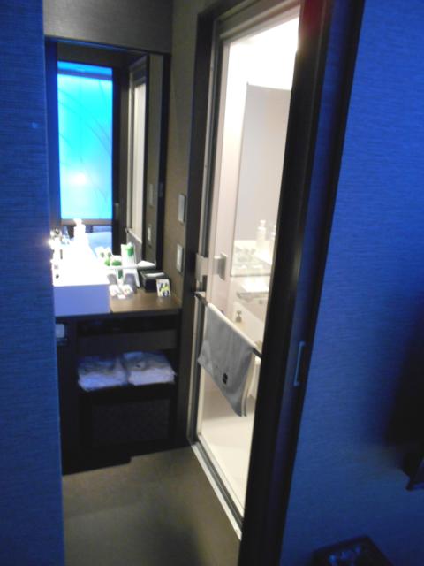 IKASU HOTEL(八王子市/ラブホテル)の写真『102号室、洗面所とバスルーム入り口』by もんが～