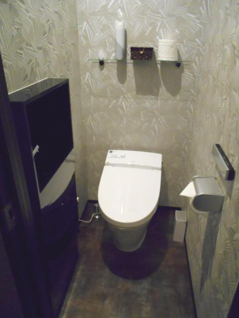 IKASU HOTEL(八王子市/ラブホテル)の写真『102号室、トイレは個室になっていて、手洗い用の水道までありました。』by もんが～