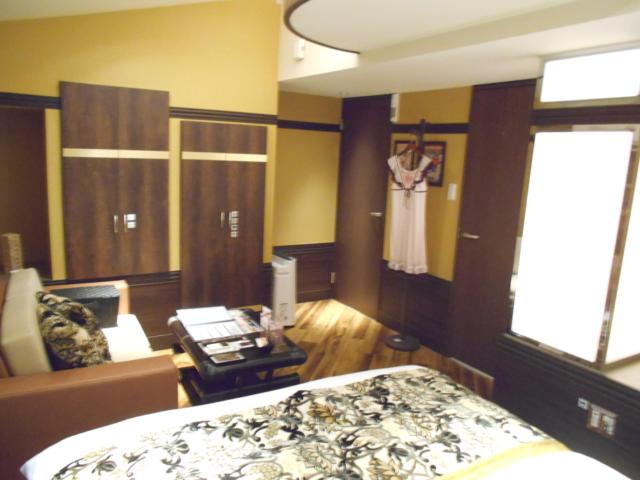 HOTEL AURA ASIAN RESORT 川越店(川越市/ラブホテル)の写真『505号室、部屋奥から』by もんが～