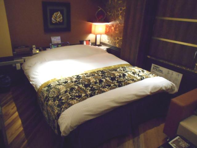 HOTEL AURA ASIAN RESORT 川越店(川越市/ラブホテル)の写真『505号室、ベッド』by もんが～