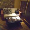 HOTEL AURA ASIAN RESORT 川越店(川越市/ラブホテル)の写真『505号室、テーブルとソファー』by もんが～