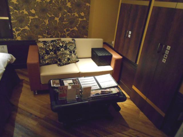 HOTEL AURA ASIAN RESORT 川越店(川越市/ラブホテル)の写真『505号室、テーブルとソファー』by もんが～
