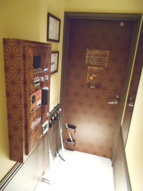 HOTEL AURA ASIAN RESORT 川越店(川越市/ラブホテル)の写真『505号室、玄関の自動清算機など』by もんが～
