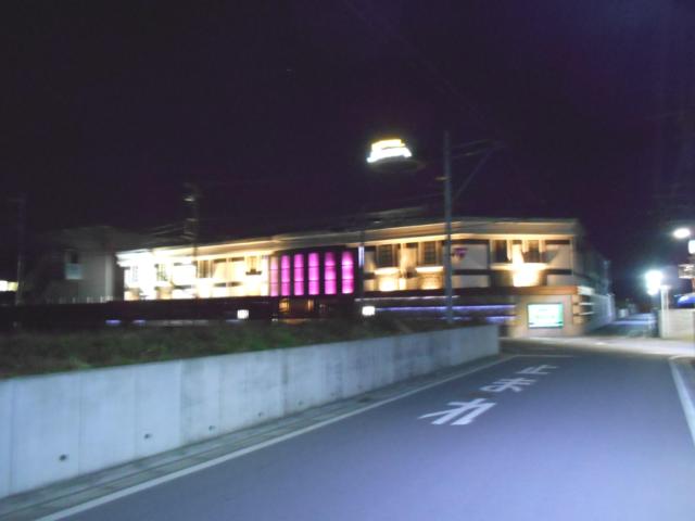 シエスタ(所沢市/ラブホテル)の写真『夜の外観（遠景）』by もんが～