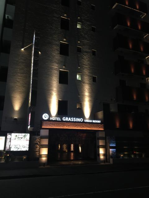 HOTEL GRASSINO URBAN RESORT（グラッシーノアーバンリゾート）新横浜(横浜市港北区/ラブホテル)の写真『夜の外観』by 白い彗星