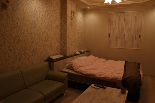ホテル クイーンズタウンpart3(厚木市/ラブホテル)の写真『201号室部屋全体』by 夕立朝立