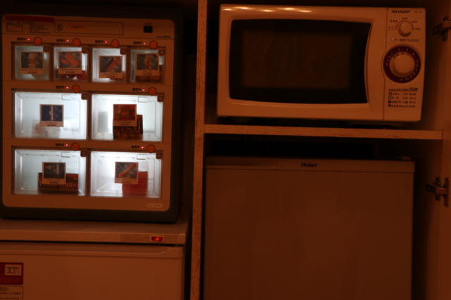 ホテル クイーンズタウンpart3(厚木市/ラブホテル)の写真『201号室戸棚の中（扉を開けると電子レンジや冷蔵庫、大人のおもちゃ販売があります）』by 夕立朝立