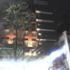 UTILITY HOTEL COOJU（クージュ）(川越市/ラブホテル)の写真『夜の外観  正面北側(強い光は1階テナントのコンビニ、画面右下に入口)』by ルーリー９nine