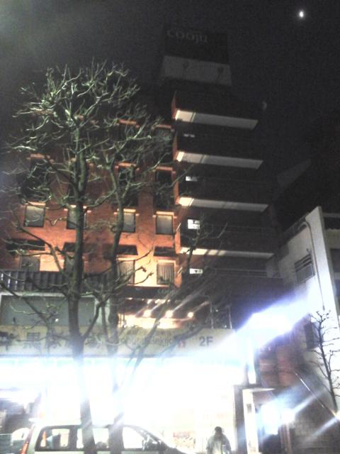 UTILITY HOTEL COOJU（クージュ）(川越市/ラブホテル)の写真『夜の外観  正面北側(強い光は1階テナントのコンビニ、画面右下に入口)』by ルーリー９nine