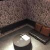 ティンカーベル小山(小山市/ラブホテル)の写真『04号室 ソファとテーブル』by momona