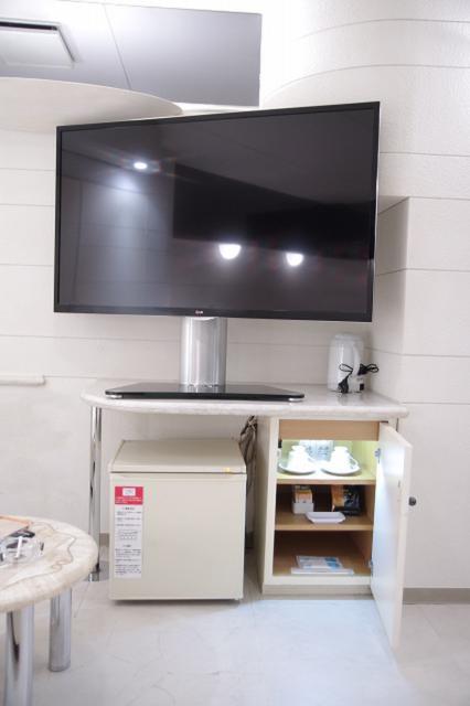 アランド新宿(新宿区/ラブホテル)の写真『305号室　大型テレビと備品類』by マーケンワン
