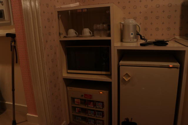 ホテル アップル(八王子市/ラブホテル)の写真『207号室冷蔵庫、レンジ、エログッズ販売機』by 夕立朝立