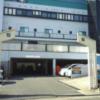 ホテル エル(さいたま市岩槻区/ラブホテル)の写真『昼の駐車場入口  右側：二階駐車デッキへのスロープ』by ルーリー９nine
