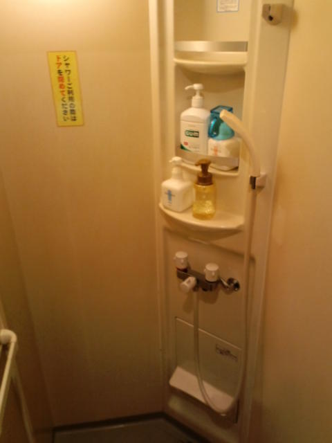 閉店？したホテル(ID:64489)(新宿区/ラブホテル)の写真『10号室　シャワー室のシャワーヘッドと、ハンドソープ、プラスチックカップ、うがい薬など。』by ニューロン
