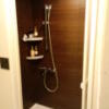 HOTEL UNO(ウノ)(川口市/ラブホテル)の写真『503号室(シャワータイプ)　浴室。カーテンでベッドと浴室・洗面エリアは遮断することも可能。』by ニューロン