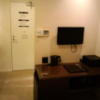HOTEL UNO(ウノ)(川口市/ラブホテル)の写真『503号室(シャワータイプ)　奥から入り口。右下のテーブルの左下に小型の冷蔵庫、右下に電子レンジが。』by ニューロン