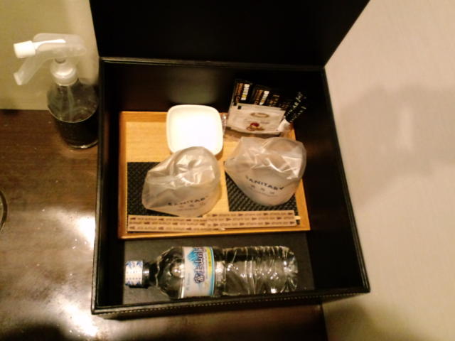 HOTEL UNO(ウノ)(川口市/ラブホテル)の写真『503号室(シャワータイプ)　ベッドの足元側テーブル、黒い箱の中にはお茶系無料サービス品各種。ミネラルウォーターにコーヒー、紅茶など。』by ニューロン