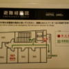 HOTEL UNO(ウノ)(川口市/ラブホテル)の写真『503号室(シャワータイプ)　出口ドアに貼られた避難経路図。504号室だけコンパクトバスルームですが、地図上では広さはあまり変わりませんね。』by ニューロン