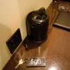 HOTEL UNO(ウノ)(川口市/ラブホテル)の写真『503号室(シャワータイプ)　ベッドの足元側テーブルの上の電気ケトルとルームキー。奥の黒い箱の中に無料サービスのティーセットが。』by ニューロン